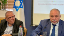 שר האוצר אביגדור ליברמן ויו״ר ההסתדרות ארנון בר-דוד (צילום: דבר)