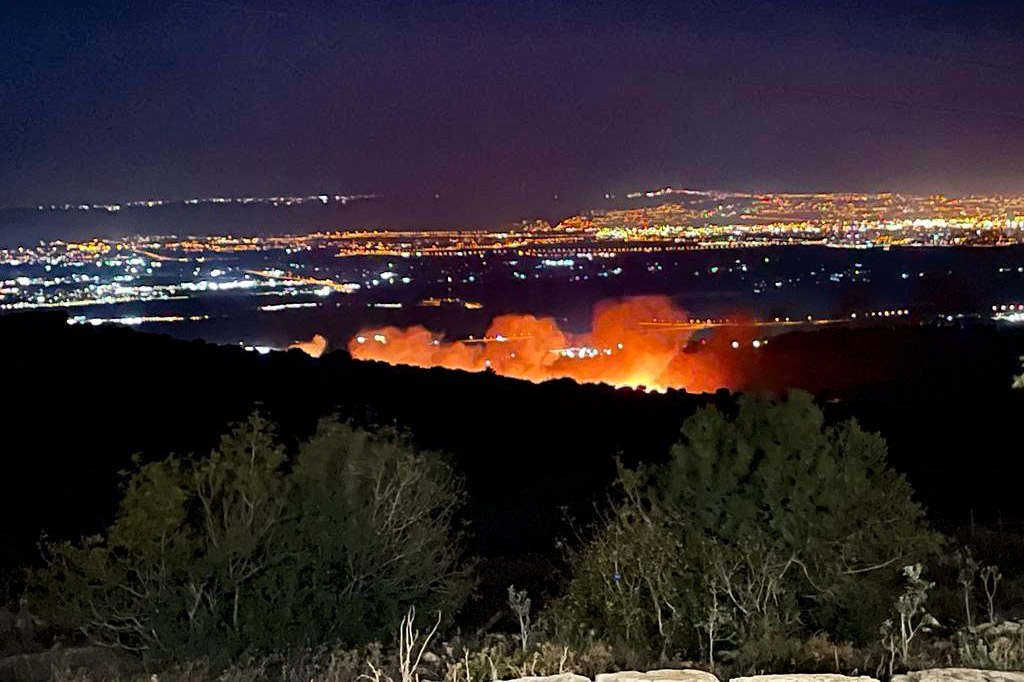 שריפת קוצים גדולה בגליל המערבי. (צילום: תיעוד מבצעי כב״ה צפון; אורי כהן רמ״ד; דוברות והדרכת אוכלוסייה) שריפת קוצים גדולה בגליל המערבי. (צילום: תיעוד מבצעי כב״ה צפון; אורי כהן רמ״ד; דוברות והדרכת אוכלוסייה)