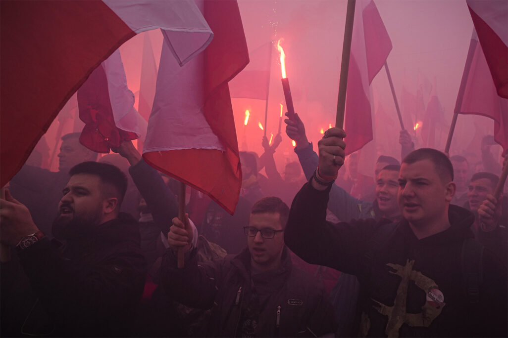 אנשים מפגינים נגד זרים במהלך צעדת יום העצמאות בפולין. (צילום: AP/Czarek Sokolowski)