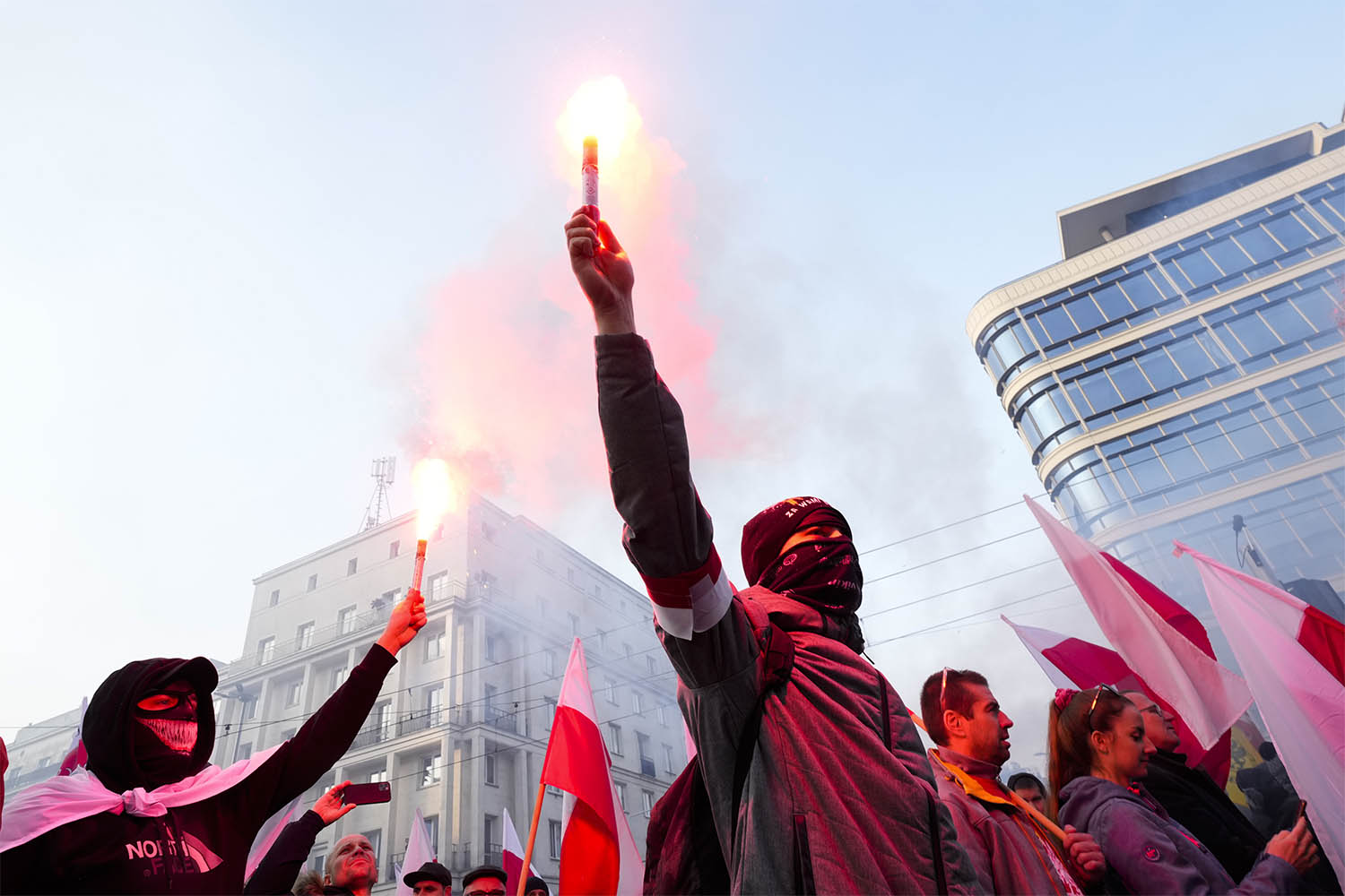אנשים מפגינים במהלך צעדת יום העצמאות בפולין (צילום: AP/Czarek Sokolowski)