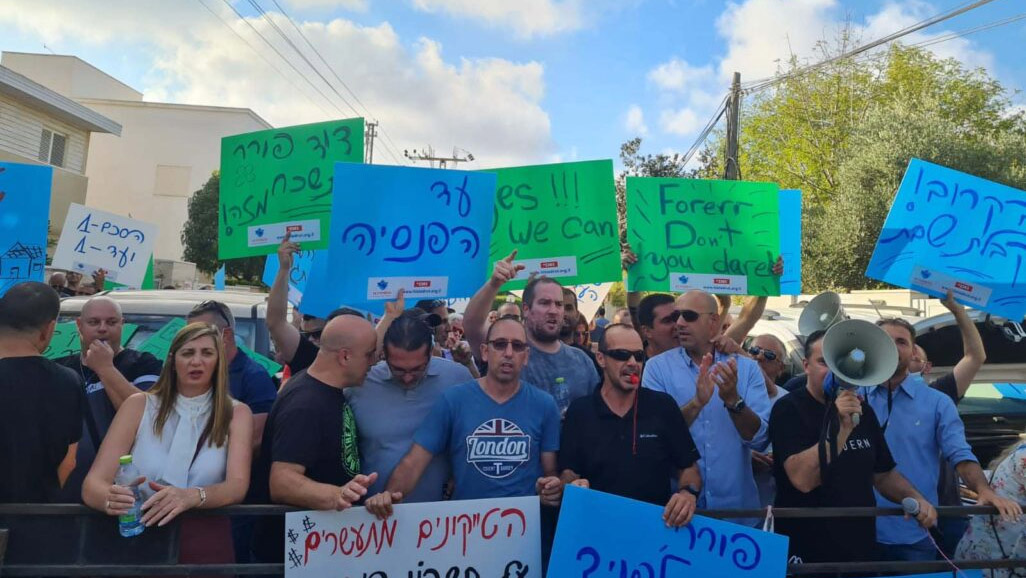 Workers at Alpha, a subsidiary company of telecommunications giant Bezeq, demonstrate in front of the home of Bezeq’s owner. Their current struggle to maintain union rights in the face of Bezeq and Pelephone’s merger, is led by the Histadrut. (Photo: Hadas Yom Tov)
