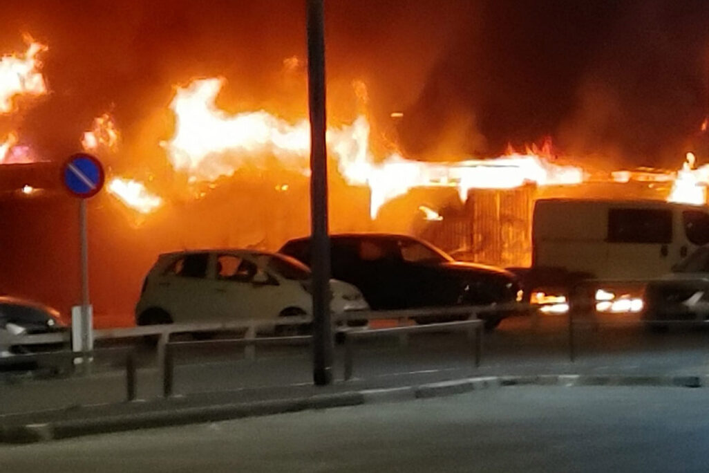 שריפה ברחוב הצפירה בת"א (צילום: דוברות מכבי אש)