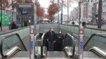 זוג יוצא מתחנת רכבת תחתית באמסטרדם, ביום ההכרזה על סגר חלקי במדינה (Photo by Paulo Amorim/Sipa USA)No Use Germany.