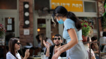 מלצרית בעבודה. עבודה במשרה אחת לא מאפשרת לגמור את החודש. אז מחפשים עוד אחת. גם בגלל זה מתפטרים (צילום: shutterstock)