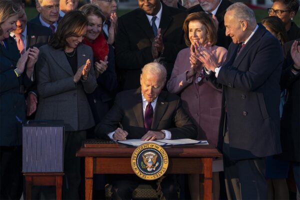 נשיא ארה"ב ג'ו ביידן חותם אתמול על חוק התשתיות. (צילום: AP/Evan Vucci)
