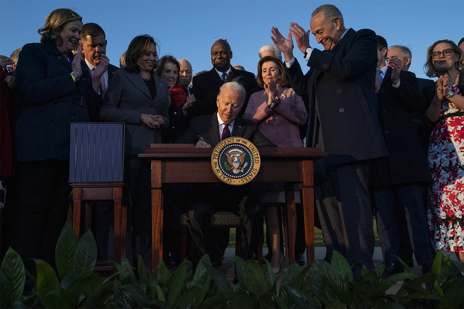 נשיא ארה''ב ג'ו ביידן חותם על חוק התשתיות הדו מפלגתי. תכנית הדגל שלו טרם יצאה לפועל (צילום: AP) 