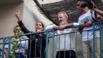 בני הזוג אוקנין ששוחרר מהכלא הטורקי, בביתם במודיעין (צילום: יוסי אלוני / פלאש90)