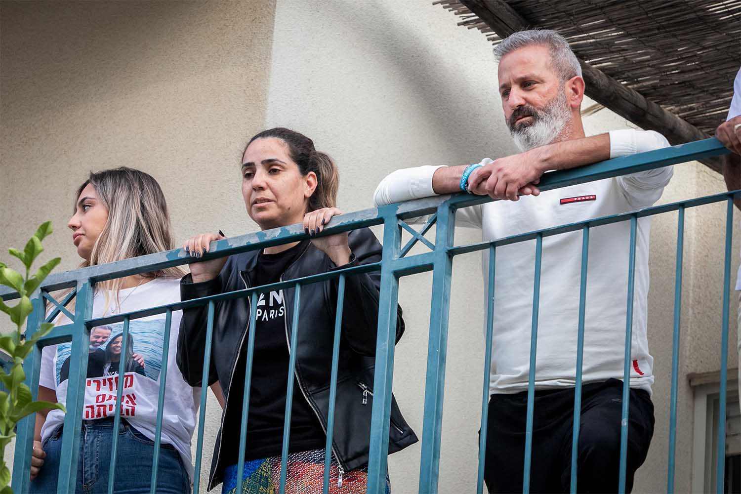 בני הזוג אוקנין ששוחרר מהכלא הטורקי, בביתם במודיעין (צילום: יוסי אלוני / פלאש90)