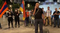מפגינים קוראים להכיר ברצח העם הארמני