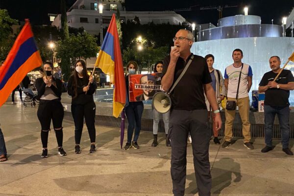 מפגינים קוראים להכיר ברצח העם הארמני