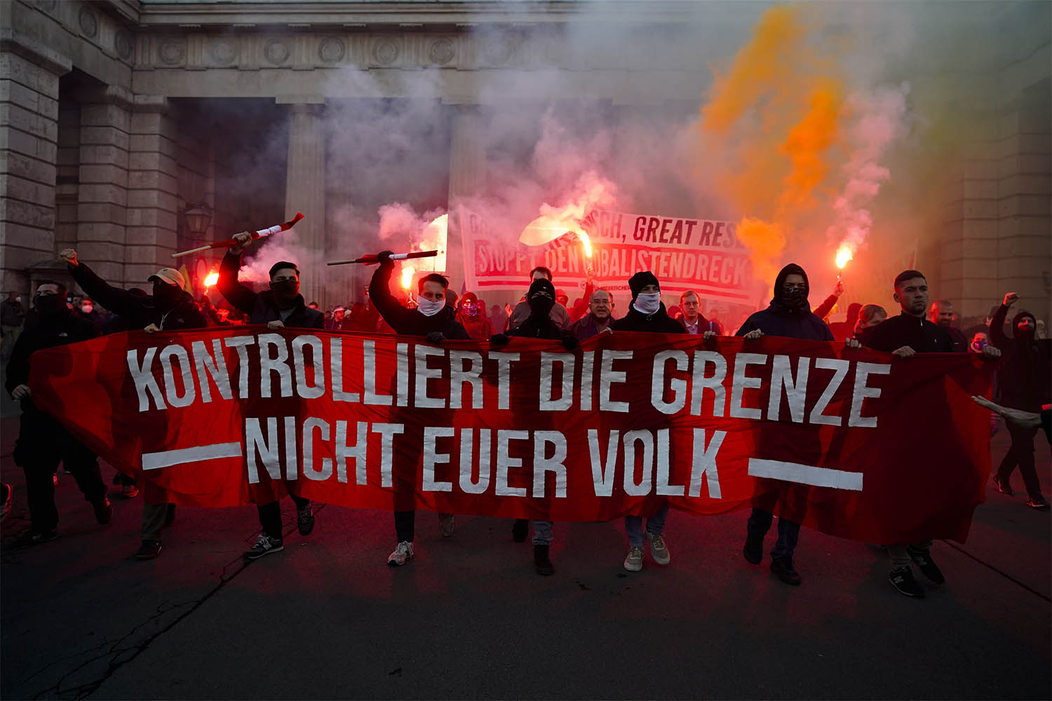 מפגינים באוסטריה עם שלט: &quot;שלטו בגבולות, לא באזרחים&quot; (צילום: AP Photo/Florian Schroetter)