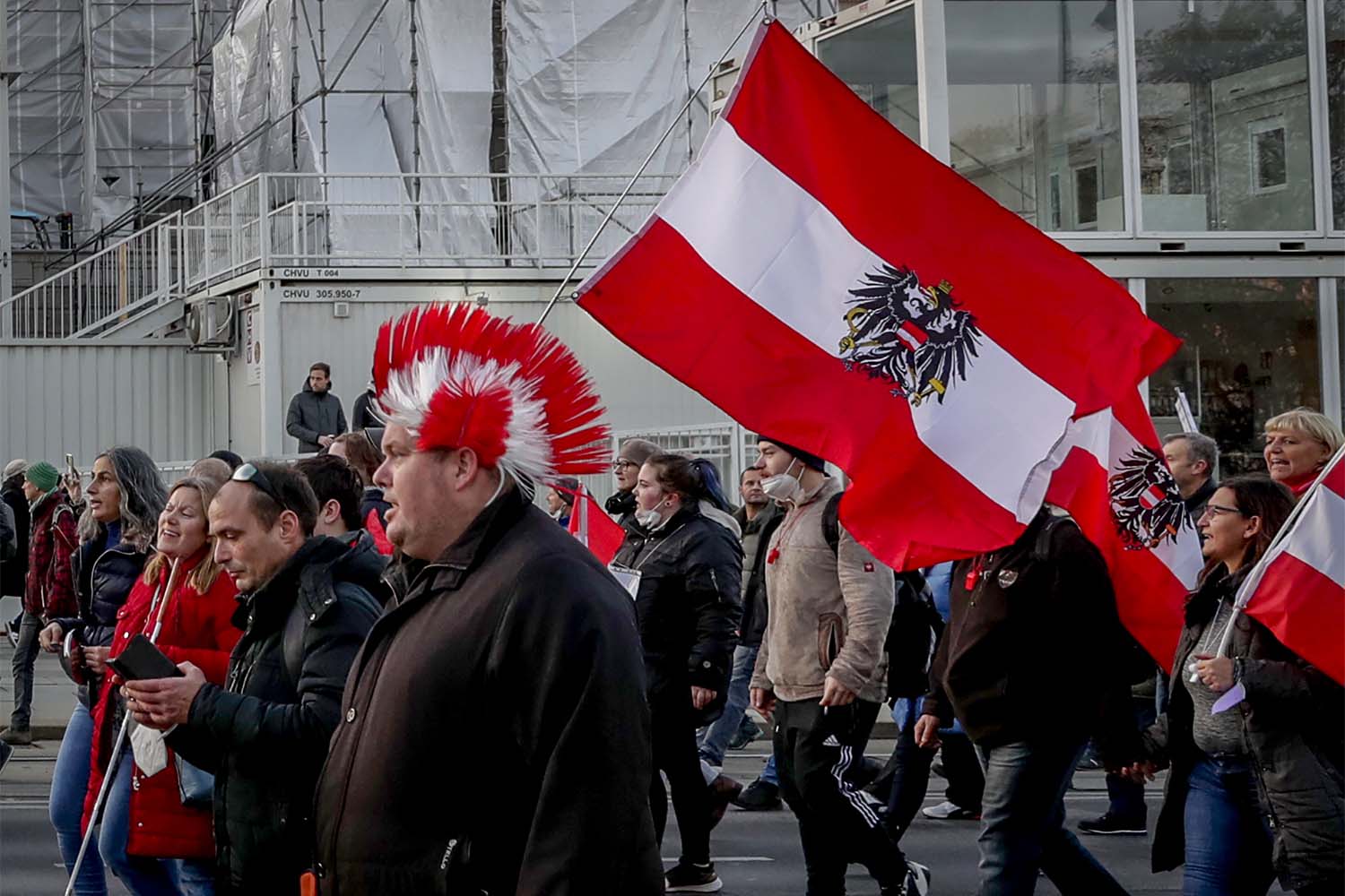מפגינים באוסטריה. פחות משני שלישים מהאזרחים מחוסנים (צילום: AP Photo/Lisa Leutner)