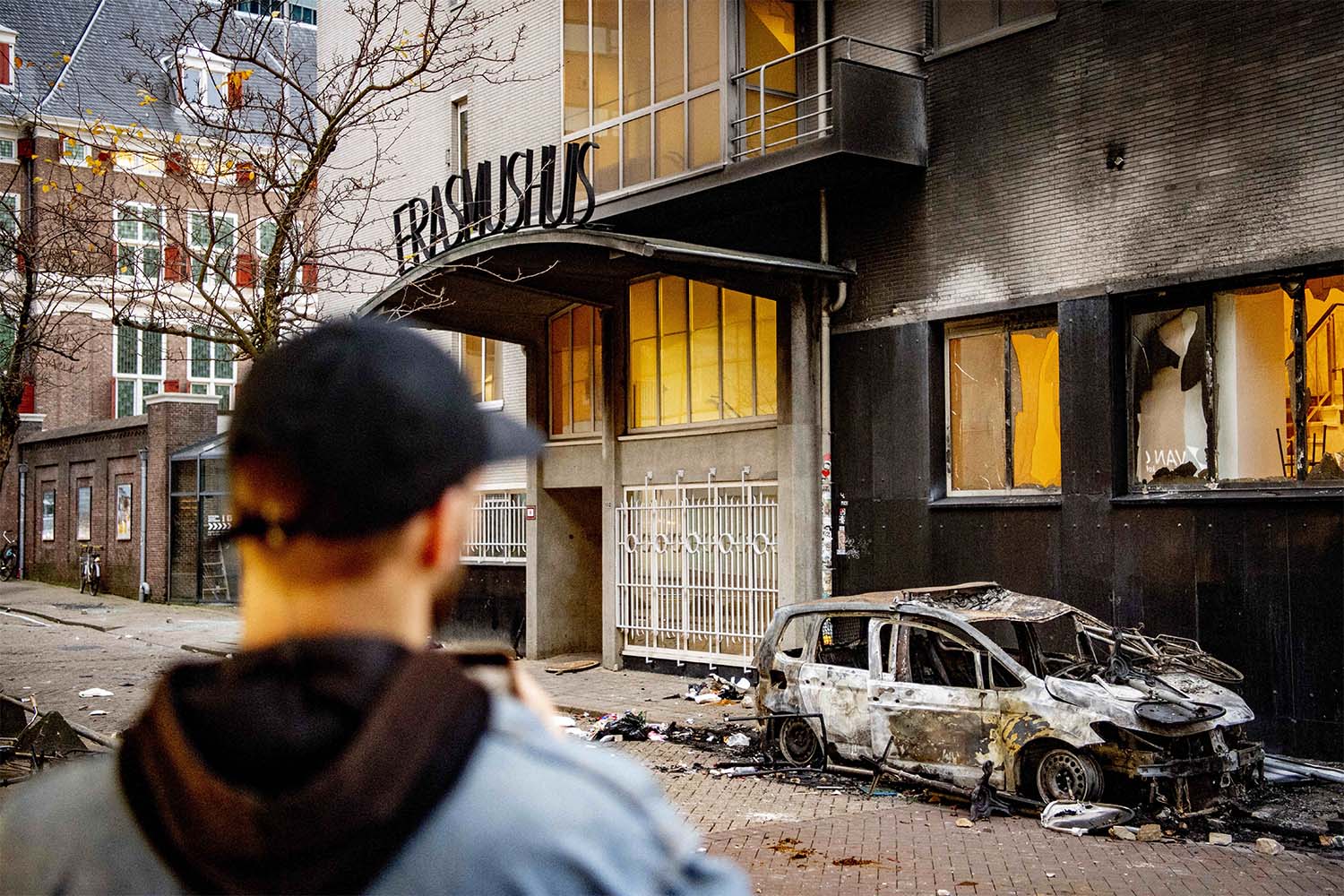 נזקי המהומות ברוטרדם, הולנד (צילום: Robin Utrecht/ABACAPRESS)