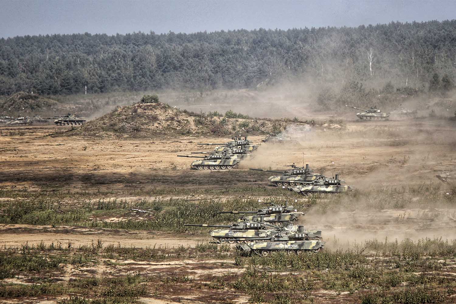 תמרון של כח טנקים רוסים (צילום: Russian Defense Ministry Press Service via AP)