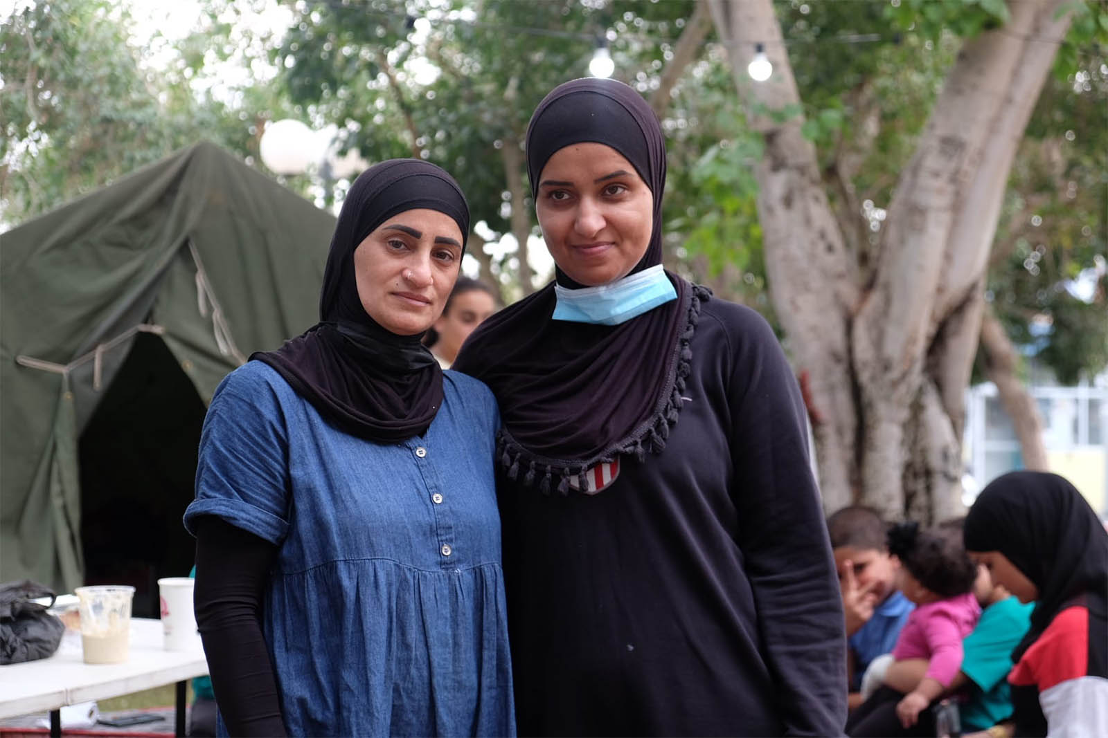 פאטמה פאור (משמאל) וסוראייה אבו-רמדאן במאהל המחאה ביפו. ״נשאר כאן עד הסוף. פה אני סוף סוף רואה את הילדים שלי, אני רואה איך זה כשהם עשר דקות מבית הספר״ (צילום: דוד טברסקי)