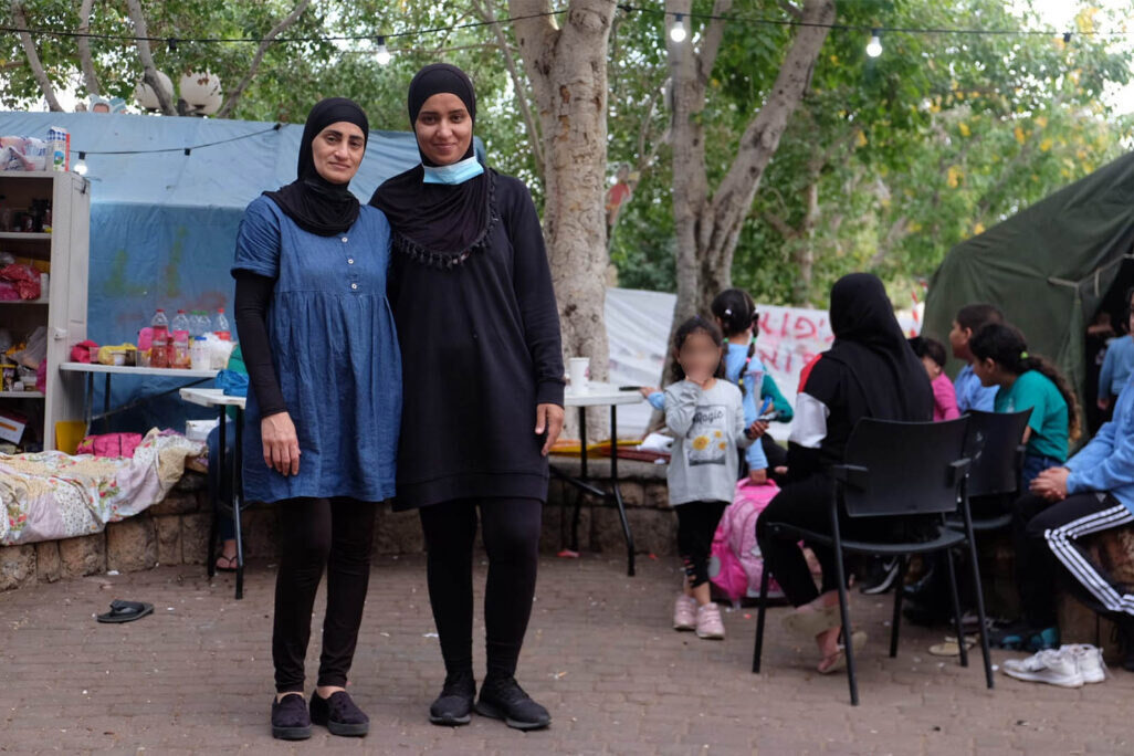 פאטמה פאור וסוראייה אבו-רמדאן במאהל המחאה ביפו (צילום: דוד טברסקי)