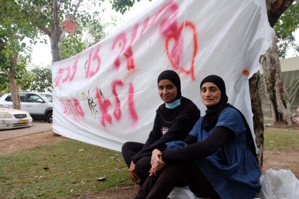 פאטמה פאור (משמאל) וסוראייה אבו-רמדאן במאהל המחאה ביפו (צילום: דוד טברסקי)