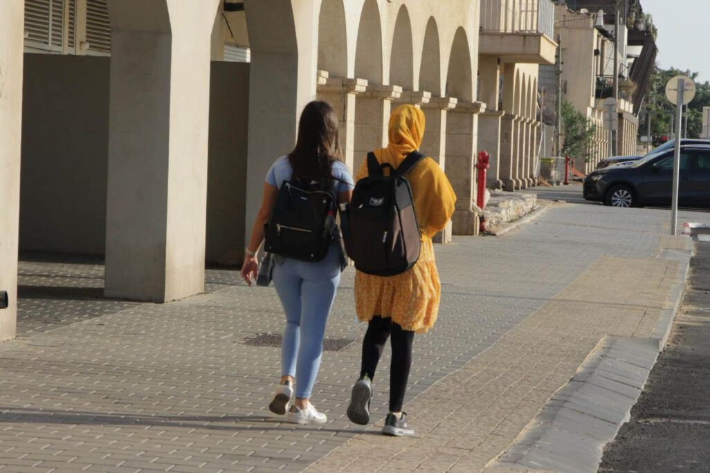 يتنزهن سوية في شارع في يافا. "أدركت أن أفضل طريقة لوقف الخوف هي التعارف" (تصوير: ليرون يفراح)