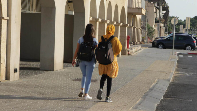 يتنزهن سوية في شارع في يافا. "أدركت أن أفضل طريقة لوقف الخوف هي التعارف" (تصوير: ليرون يفراح)