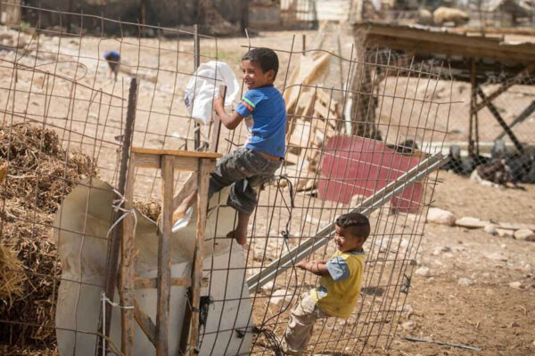 أطفال بدو يلعبون في قرية غير معترف بها (تصوير: مريم الستر / فلاش 90)