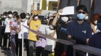 תור לחיסון בקמבודיה.  התמונות העגומות מהודו האיצו את ההתחסנות (צילום: AP Photo/Heng Sinith, File)