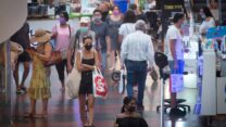 אנשים עוטים מסכות בקניון דיזינגוף סנטר (צילום: מרים אלסטר/פלאש 90)