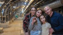 ליאל קרוטוקופ עם משפחתה והמטבע העתיק (צילום: יניב ברמן, עיר דוד ורשות העתיקות)