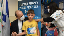 דוד בנט בנו של ראש הממשלה, מתחסן לקורונה במרפאת קופת חולים כללית בהרצליה (צילום ארכיון: עמוס בן גרשום/ לע"מ)