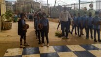 תלמידים בבית הספר בבענה מחכים לביצוע בדיקת קורונה במסגרת 'מגן חינוך' (צילום: מיכל מרנץ)