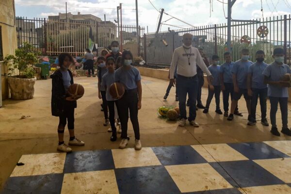 תלמידים בבית הספר בבענה מחכים לביצוע בדיקת קורונה במסגרת 'מגן חינוך' (צילום: מיכל מרנץ)