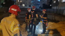 לוחמי אש מחלצים עובד מבור בחולון (צילום: כבאות והצלה מחוז דן)