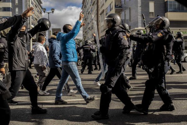 עימותים בין שוטרים ומפגינים במחאת עובדי המתכת בעיר קדיז בספרד (צילום: AP Photo/Javier Fergo)
