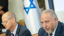 שר האוצר אביגדור ליברמן (מימין) ושר החקלאות עודד פורר (צילום: יונתן זינדל / פלאש90)