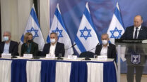 ראש הממשלה נפתלי בנט (מימין) במסיבת עיתונאים בנושא זן הקורונה החדש שהתגלה בדרום אפריקה. יחד עם מנכ"ל משרד הבריאות נחמן אש, שר הבריאות ניצן הורוביץ, ראש שירותי בריאות הציבור שרון אלרעי פרייס ופרויקטור הקורונה סלמאן זרקא (צילום: לע"מ)
