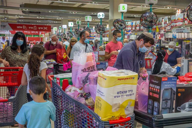 People shop for groceries at the Rami Levy supermarket in Modi'in. (Photo: Yossi Aloni / Flash90)