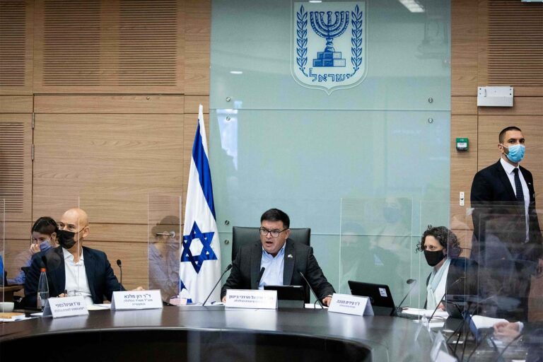 Head of the Economic Affairs committee Michael Biton leads a meeting at the Knesset along with supermarket chain CEOs. (Photo: Yonatan Sindel / Flash90)