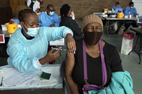מתחם חיסוני קורונה בדרום אפריקה (צילום: AP Photo/Themba Hadebe)
