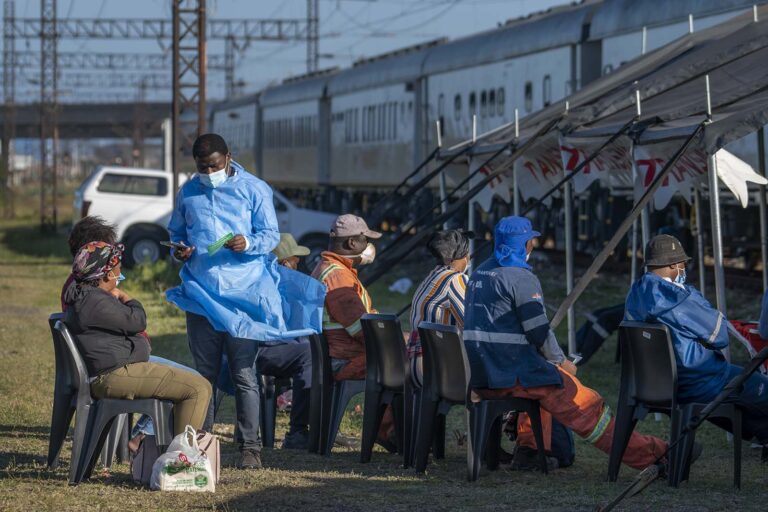מתחם חיסוני קורונה בדרום אפריקה בגל האומיקרון. &quot;האומיקרון התפשט באוכלוסיות מחוסנות משום שהוא יודע לחדור את החסינות, לא משום שהוא בעל יכולת הדבקה פנימית גבוהה יותר&quot; (צילום: AP Photo/Jerome Delay)