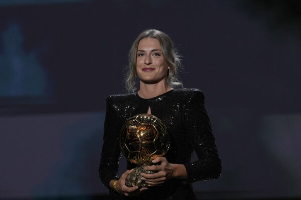 אלכסיה פוטיאס זוכה בכדור הזהב (צילום: AP Photo/Christophe Ena)
