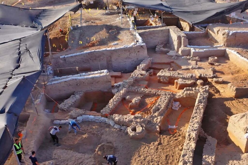 המבנה הראשון שנחשף ביבנה מימי הסנהדרין. בתוכו התגלו שברי "ספלי מדידה", המזוהים עם האוכלוסייה היהודית. (צילום: אמיל אלג'ם, רשות העתיקות)