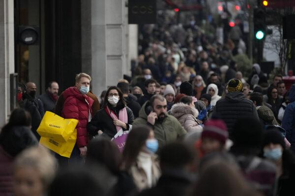 אנשים עם מסכות ברחוב בלונדון (AP Photo/Matt Dunham)