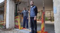 איתי שמואלי (מימין) וניסים מסיקה. דיירי הבניין שפונה בבית שמש (צילום: דוד טברסקי)
