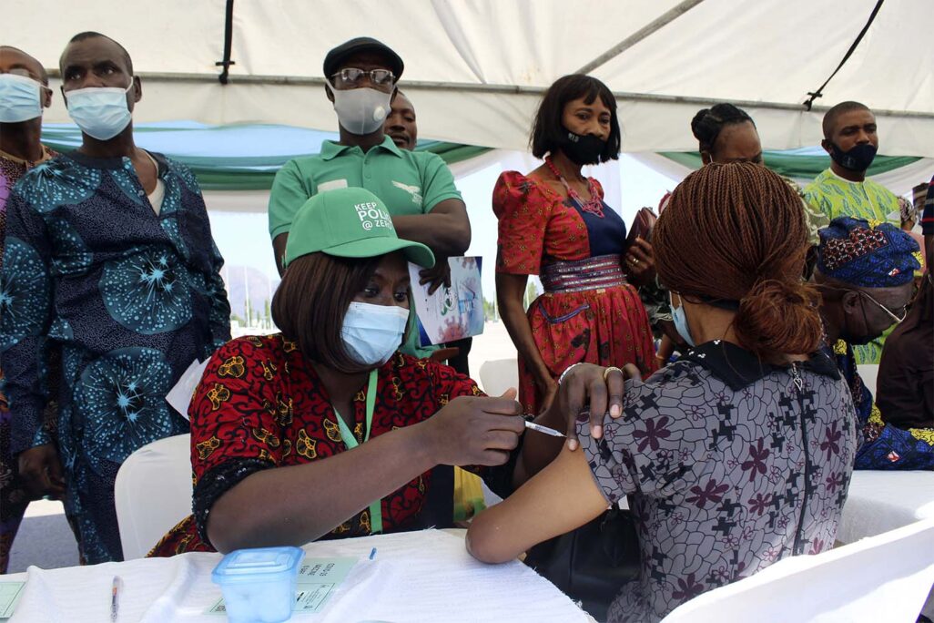 אישה מקבלת חיסון של אסטרהזניקה בניגריה (צילום: AP Photo/Gbemiga Olamikan, File)
