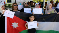 מורים בירדן מפגינים במחאה על פיטורים וסנקציות שהטיל המשטר נגדם (צילום: REUTERS/Muhammad Hamed)