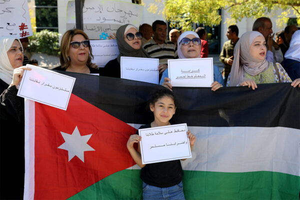 מורים בירדן מפגינים במחאה על פיטורים וסנקציות שהטיל המשטר נגדם (צילום: REUTERS/Muhammad Hamed)