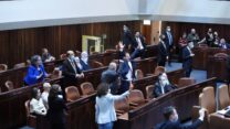 חברי הרשימה המשותפת חוגגים את ניצחון האופוזיציה בהצבעה על הצעת חוק להקמת ביה״ח בסכנין (צילום: דוברות הכנסת - נועם מושקוביץ/דני שם טוב)