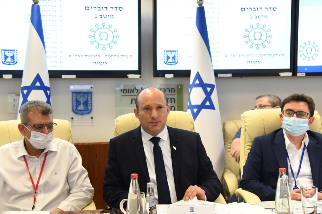 פרויקטור הקורונה, פרופ' סלמאן זרקא (משמאל) עם ראש הממשלה נפתלי בנט בתרגיל 'אומגה' להתמודדות עם זן קורנה חדש במרכז הניהול הלאומי (צילום: חיים צח / לע"מ)