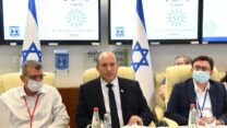 פרויקטור הקורונה, פרופ' סלמאן זרקא (משמאל) עם ראש הממשלה נפתלי בנט בתרגיל 'אומגה' להתמודדות עם זן קורנה חדש במרכז הניהול הלאומי (צילום: חיים צח / לע"מ)