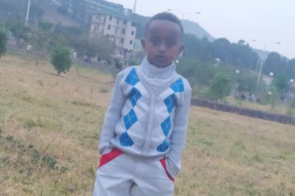 ביסרט מנברו בן ה-5, בן לקהילה היהודית הממתינה לעלייה בגונדר. מנברו נורה מכדור תועה בלחימה באתיופיה