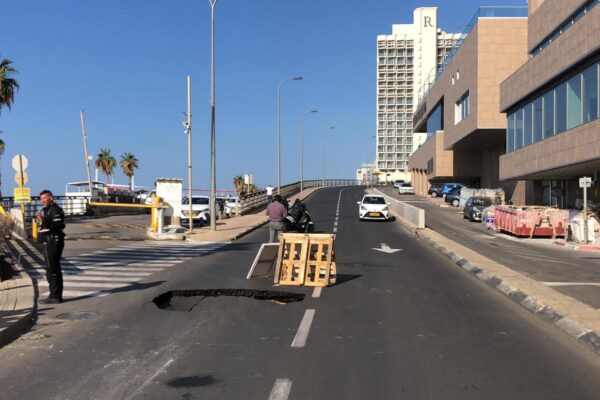 בולען נפער בכביש סמוך לטיילת בתל אביב, האזור נחסם לתנועת רכבים